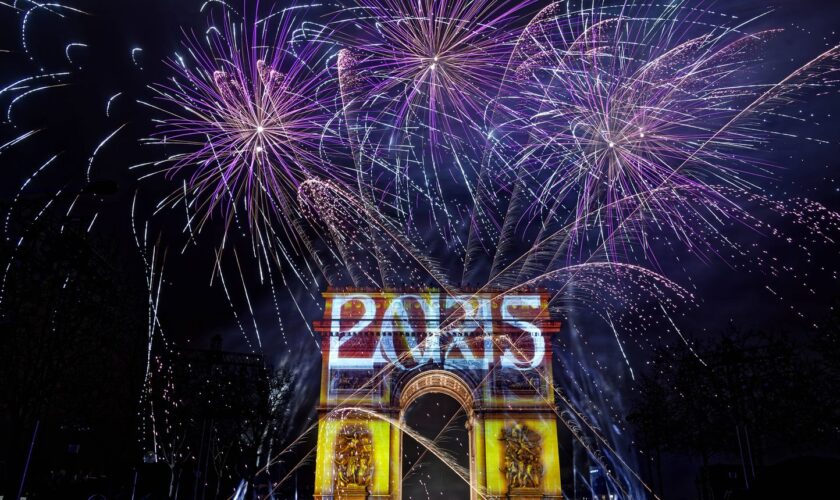 EN IMAGES Nouvel An à Paris : Un million de personnes, feux d’artifice… Les photos de la fête sur les Champs-Élysées